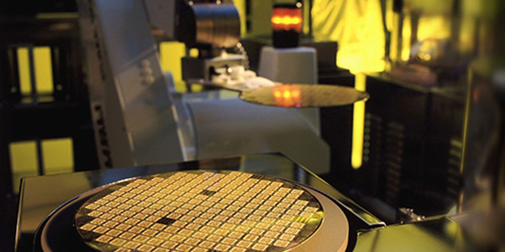 silicon wafer manufacturing process in a cleanroom